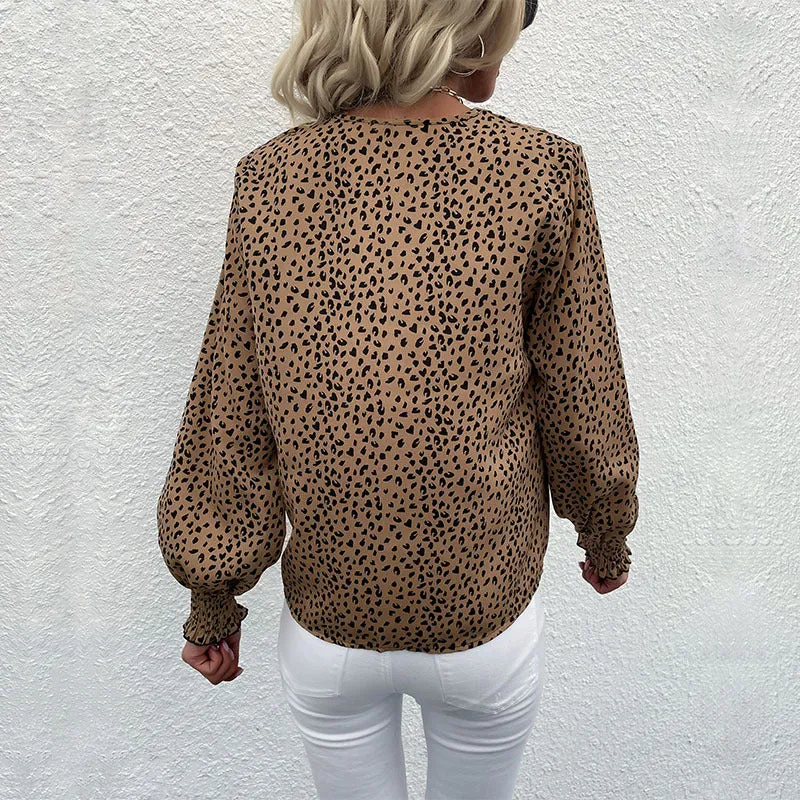 Damen Leichtfall-Bluse mit V-Ausschnitt, durchgehender Knopfleiste und gerüschten Manschetten Nord Taschen