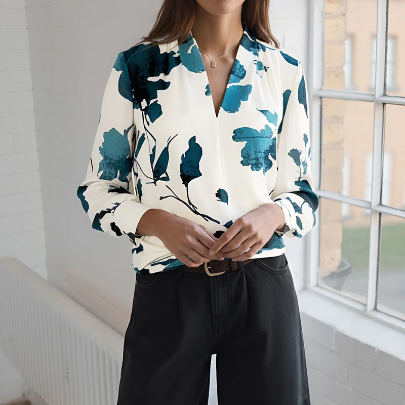 Damen Viskosebluse mit floralem Aquarellprint, V‑Ausschnitt und Manschetten Nord Taschen