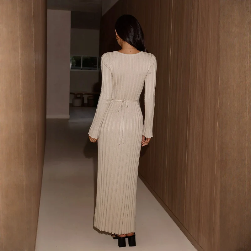 Damen Rippstrick-Maxikleid mit V-Ausschnitt, taillierter Silhouette und leicht ausgestelltem Saum Nord Taschen