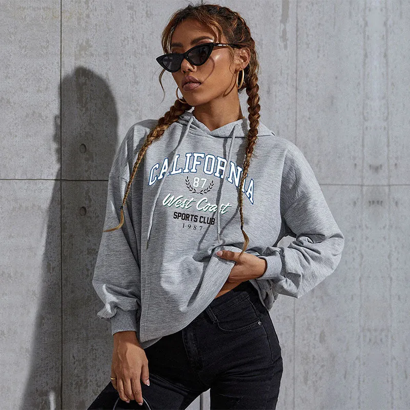 Damen Relaxed-Fit Hoodie mit Collegestyle-Frontprint und Kängurutasche Nord Taschen
