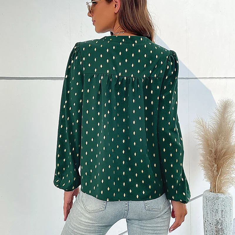 Damen Leichte Viskosebluse mit zartem Ikat‑Print, Stehkragen und dekorativer Knopfleiste Nord Taschen