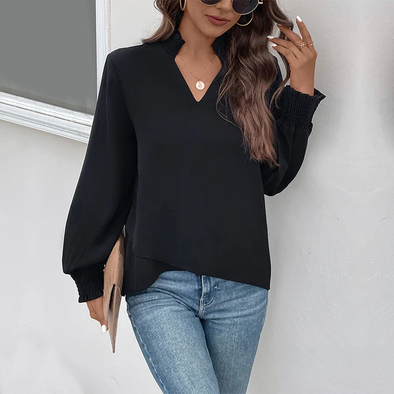Damen Leichte Viskosebluse mit gerafftem Stehkragen, V‑Ausschnitt und Smokbündchen Nord Taschen