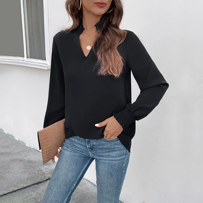 Damen Leichte Viskosebluse mit gerafftem Stehkragen, V‑Ausschnitt und Smokbündchen Nord Taschen