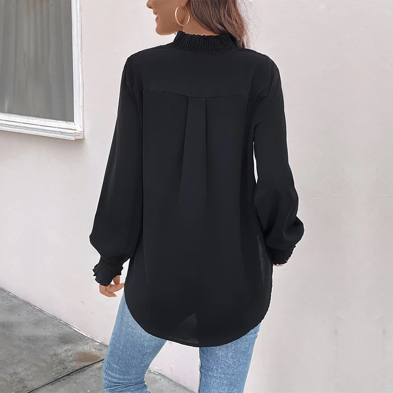 Damen Leichte Viskosebluse mit gerafftem Stehkragen, V‑Ausschnitt und Smokbündchen Nord Taschen