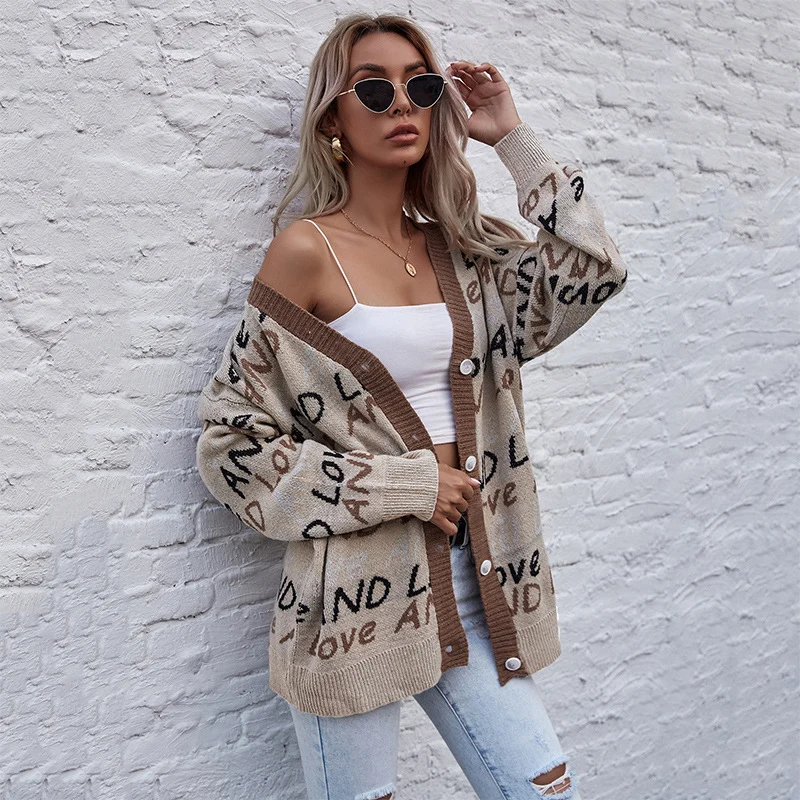 Damen Oversize-Strickcardigan mit Buchstabenjacquard, tiefem V‑Ausschnitt und Knopfleiste Nord Taschen