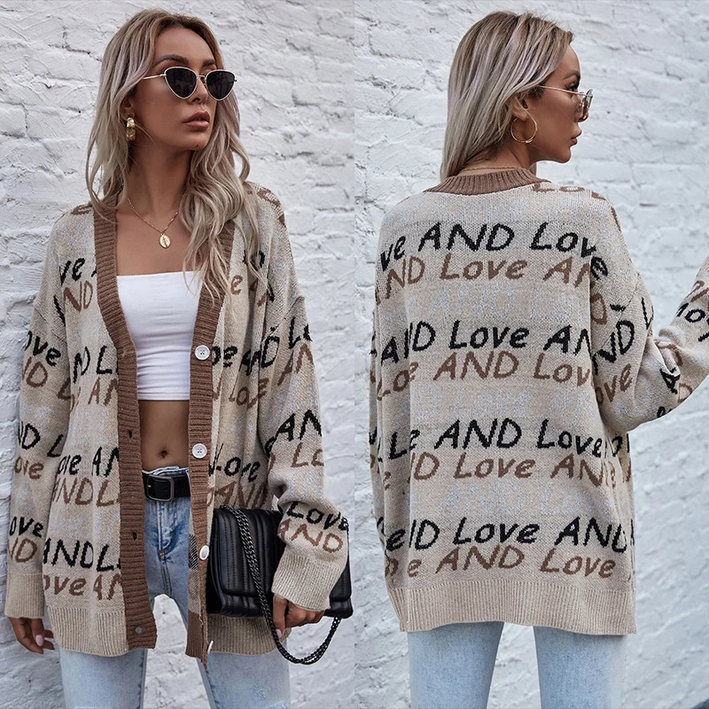 Damen Oversize-Strickcardigan mit Buchstabenjacquard, tiefem V‑Ausschnitt und Knopfleiste Nord Taschen