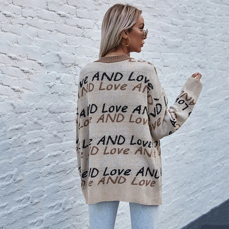Damen Oversize-Strickcardigan mit Buchstabenjacquard, tiefem V‑Ausschnitt und Knopfleiste Nord Taschen