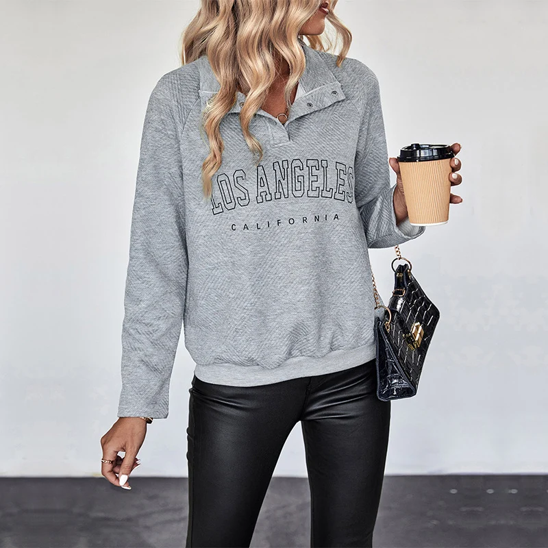 Damen Quilted-Sweatshirt mit Stehkragen, Druckknopfleiste und College-Print Nord Taschen