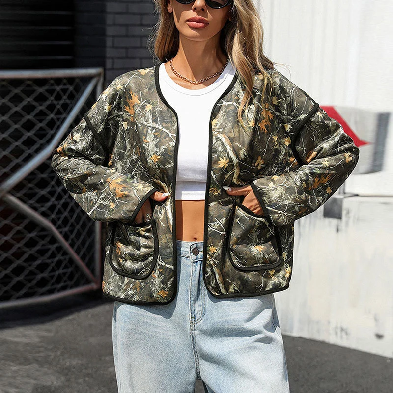 Damen Leicht gesteppte Camouflage-Jacke mit Rundhals, Kontrastpaspeln und aufgesetzten Taschen Nord Taschen