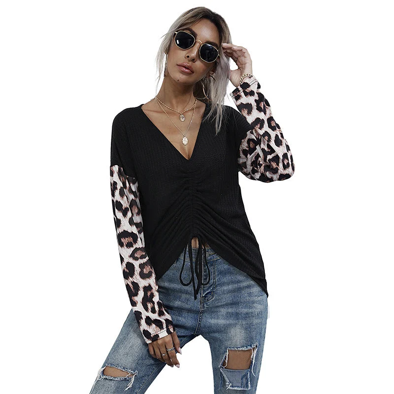 Damen Langärmeliges Tailliertes V-Ausschnitt Shirt mit Raffungsdetail und Leoparden-Ärmeln Nord Taschen
