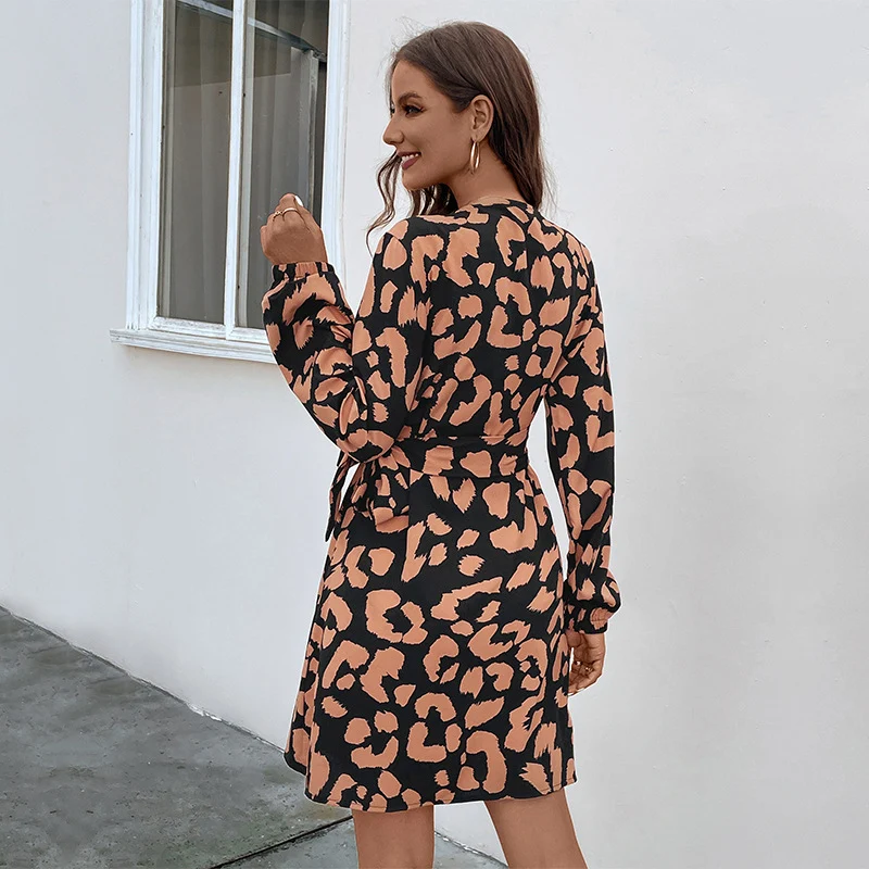 Damen Tailliertes Wickelkleid mit V‑Ausschnitt, geraffter Seitennaht und langem Ärmel Nord Taschen