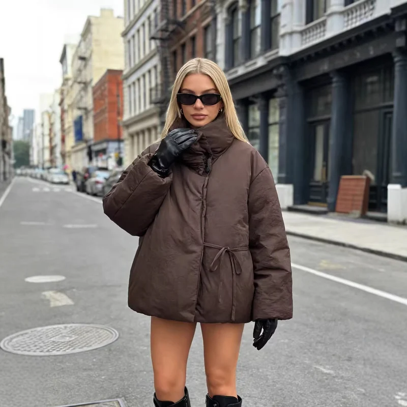 Damen Oversize-Steppjacke mit hohem Stehkragen und Taillengürtel Nord Taschen
