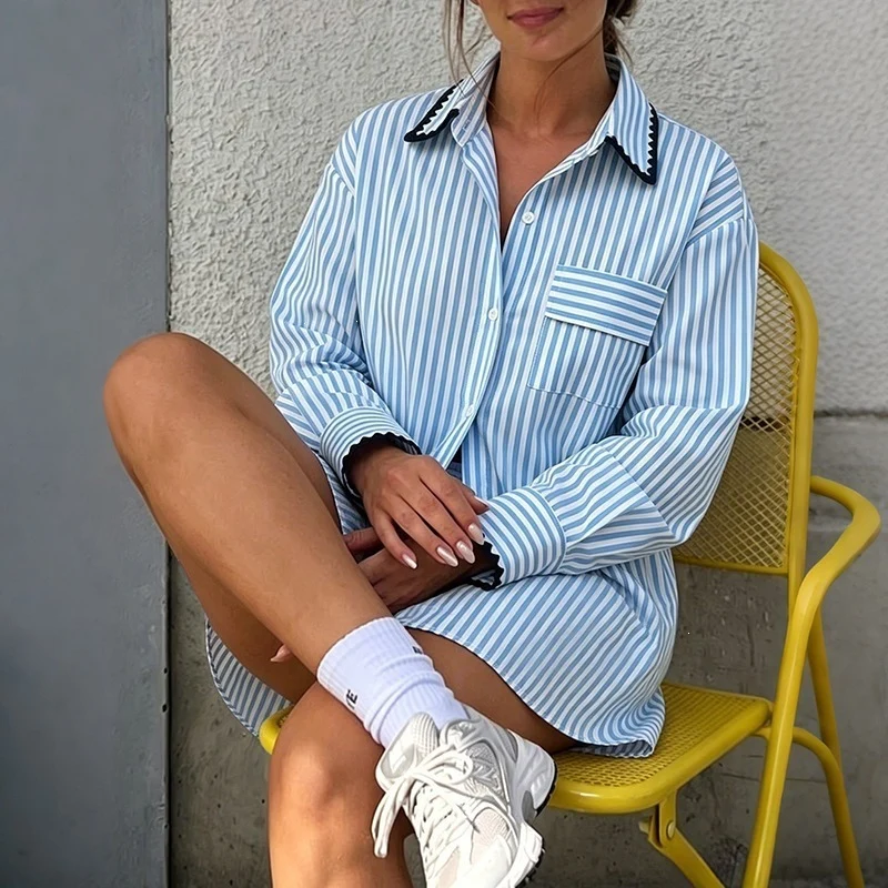 Damen Oversize-Hemdbluse mit feinen Streifen, Brusttasche und Zierborte Nord Taschen