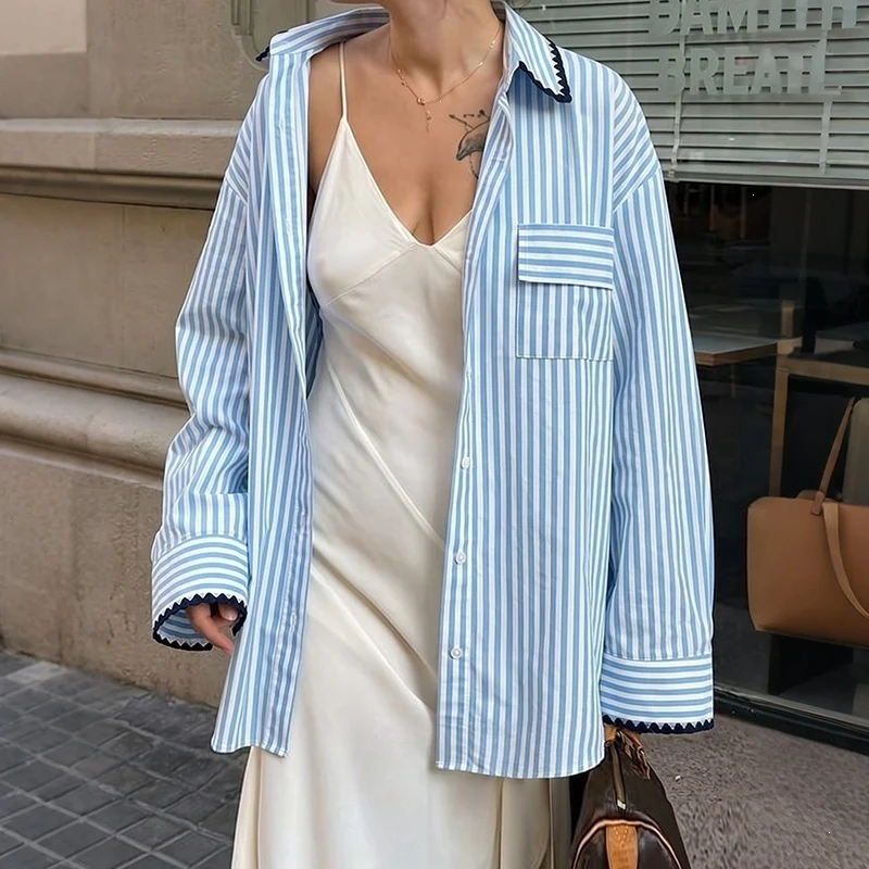 Damen Oversize-Hemdbluse mit feinen Streifen, Brusttasche und Zierborte Nord Taschen