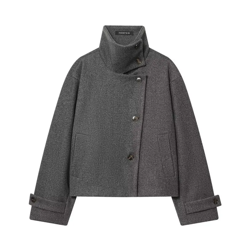 Damen Kurzer kastiger Wollmantel mit asymmetrischer Knopfleiste und Stehkragen Nord Taschen