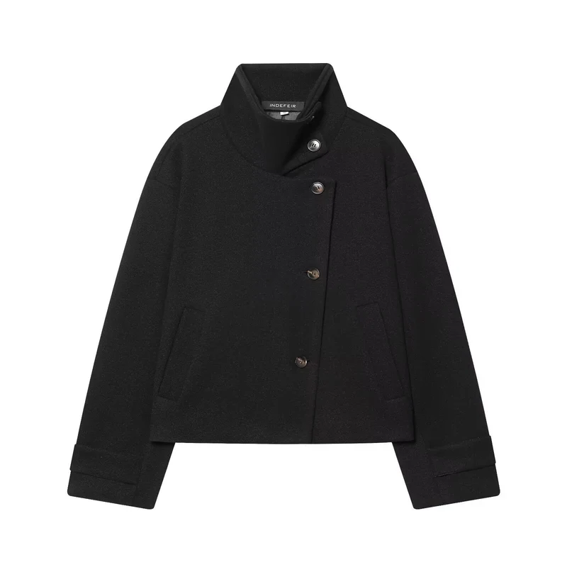 Damen Kurzer kastiger Wollmantel mit asymmetrischer Knopfleiste und Stehkragen Nord Taschen