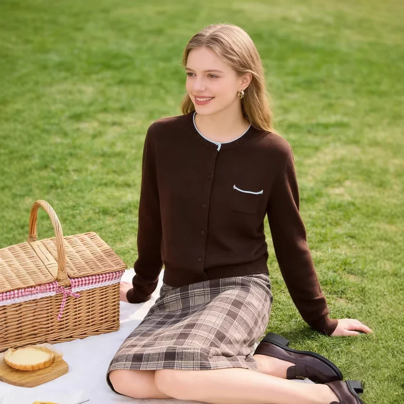 Damen Kurz geschnittene Strickjacke mit Kontrastbesatz und aufgesetzter Brusttasche Nord Taschen