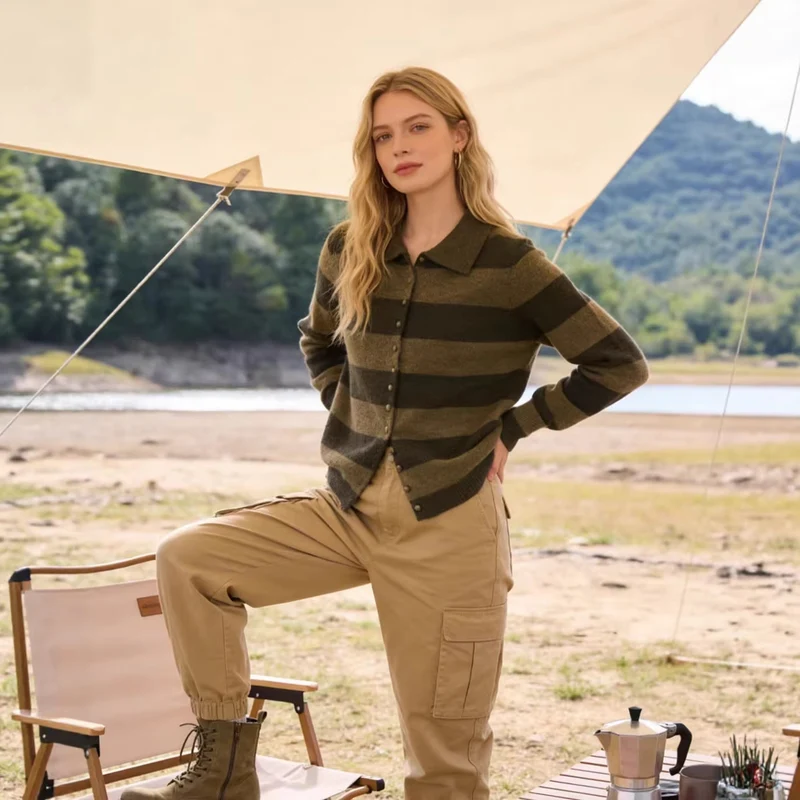 Damen Gestreifte Strickjacke mit Polokragen und Knopfleiste Nord Taschen