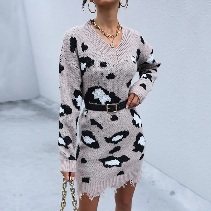 Damen Oversized Strickkleid im Leo-Jacquard mit V-Ausschnitt und ausgefranstem Saum Nord Taschen