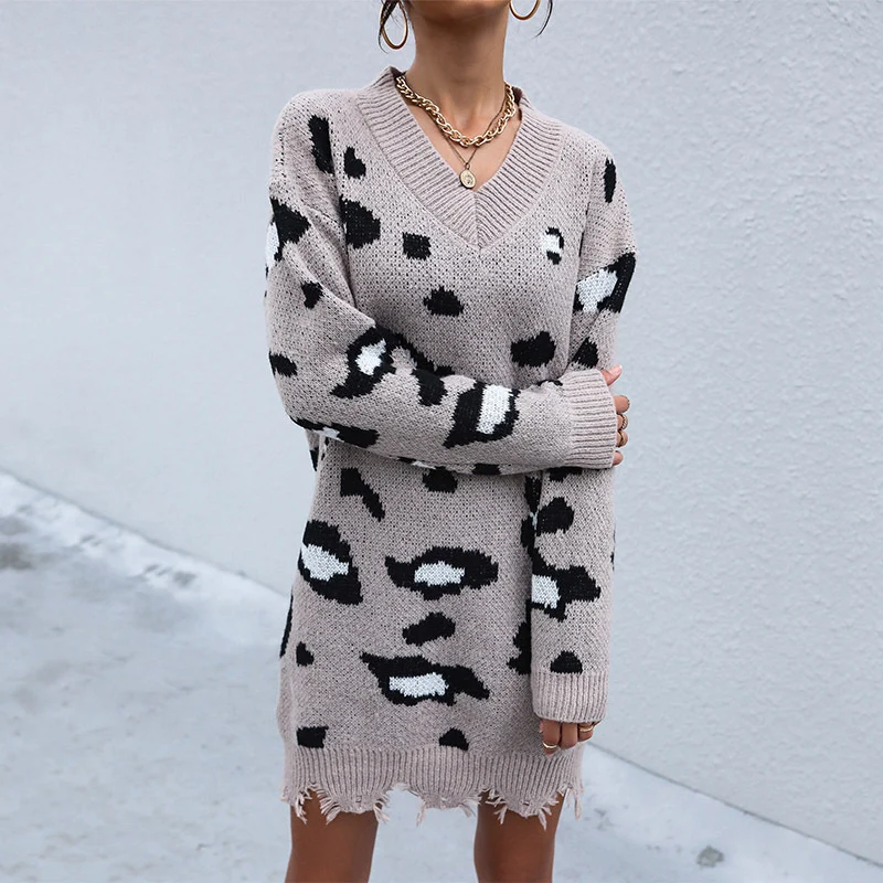 Damen Oversized Strickkleid im Leo-Jacquard mit V-Ausschnitt und ausgefranstem Saum Nord Taschen