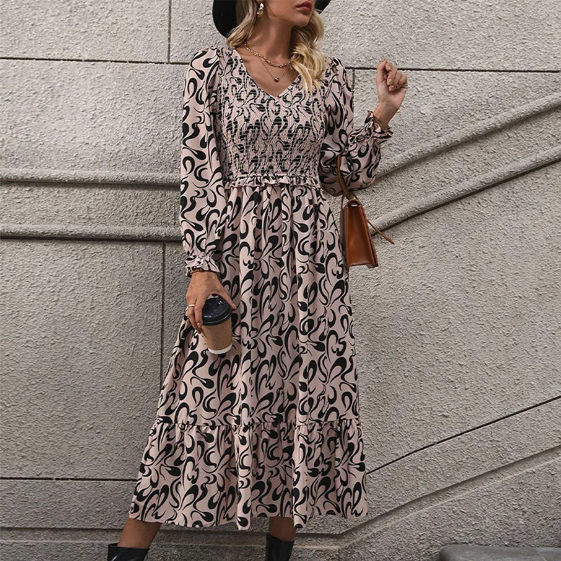 Damen Maxikleid mit Smok-Einsatz, V-Ausschnitt und Volantstufen Nord Taschen