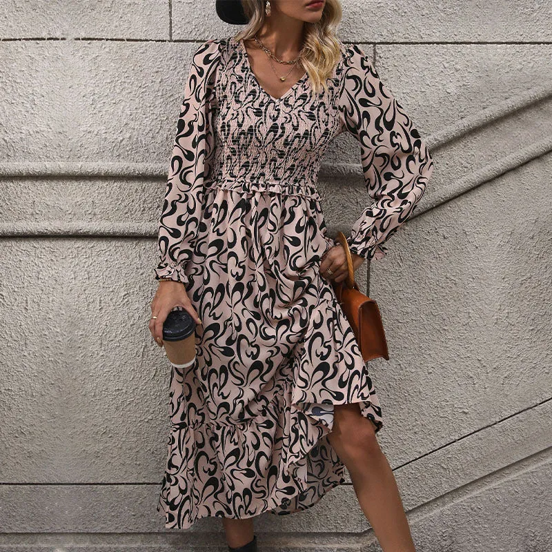 Damen Maxikleid mit Smok-Einsatz, V-Ausschnitt und Volantstufen Nord Taschen