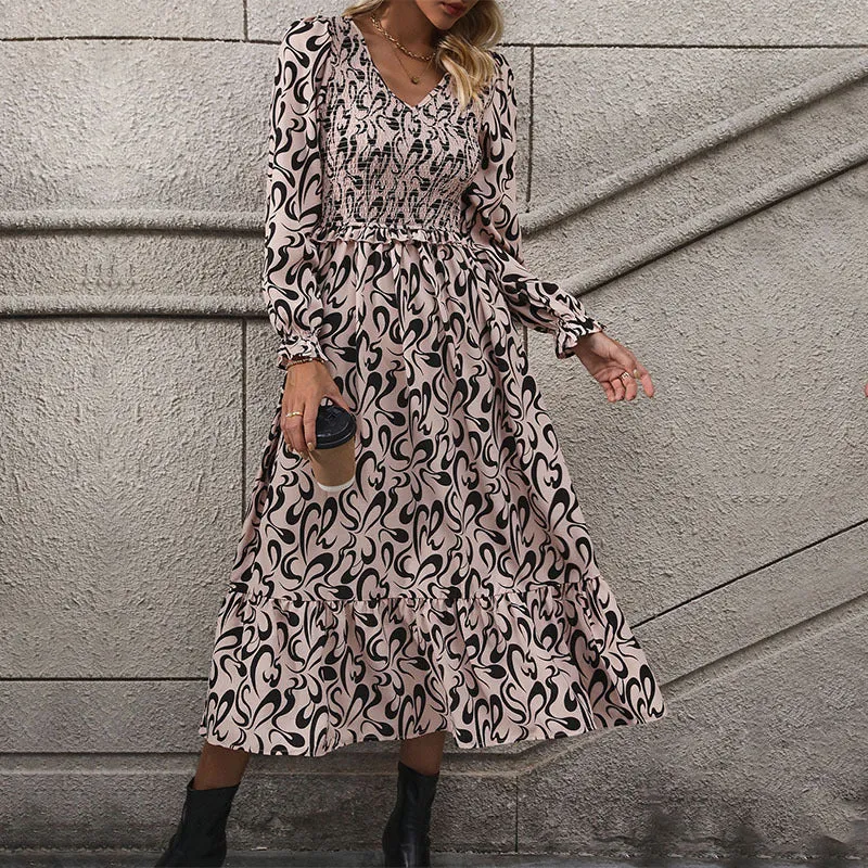 Damen Maxikleid mit Smok-Einsatz, V-Ausschnitt und Volantstufen Nord Taschen