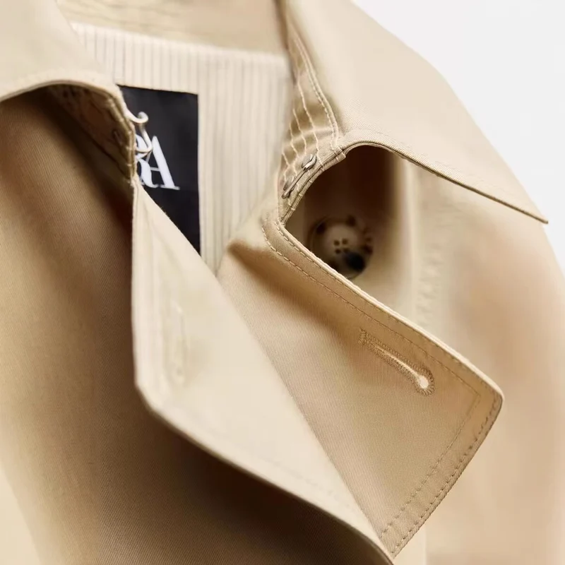 Damen Langer taillierter Trenchcoat mit doppelreihiger Knopfleiste, Taillengürtel und Ärmelriegel Nord Taschen