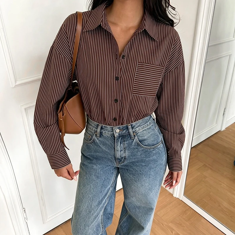 Damen Oversize-Hemdbluse aus Viskose mit feinem Nadelstreifen und Brusttasche Nord Taschen