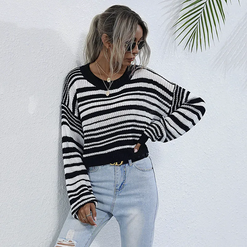 Damen Oversize-gestreifter Cropped-Strickpullover mit asymmetrischem Carmenausschnitt Nord Taschen