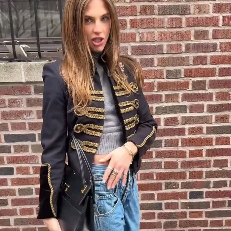 Damen Cropped Parade‑Militärjacke mit goldener Zierkordel, Stehkragen und Samtbesatz Nord Taschen