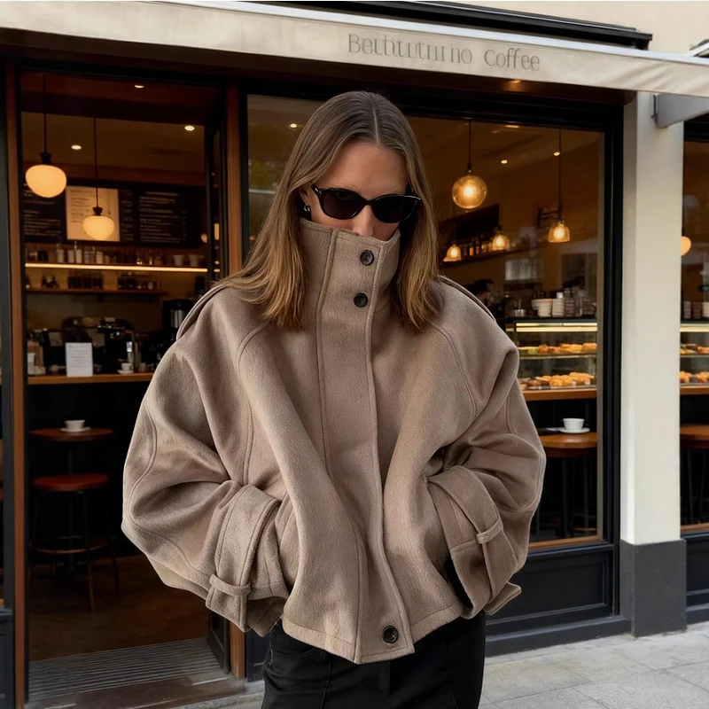 Damen Kurze Wollmix‑Jacke mit Stehkragen, Schulterklappen und verstellbaren Manschetten Nord Taschen