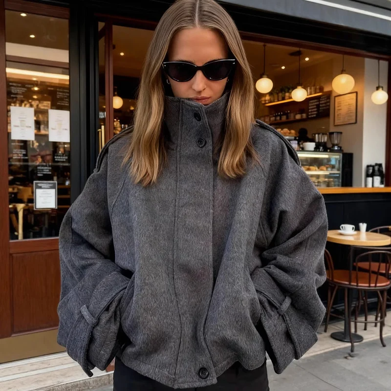 Damen Kurze Wollmix‑Jacke mit Stehkragen, Schulterklappen und verstellbaren Manschetten Nord Taschen