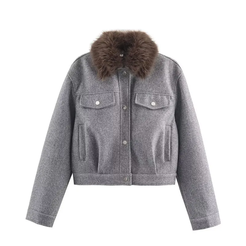 Damen Kurze Wolljacke mit voluminösem Fellkragen, Druckknopf‑Front und aufgesetzten Brusttaschen Nord Taschen