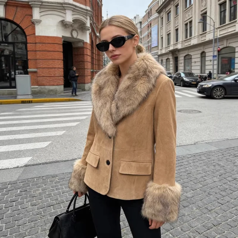 Damen kurze Wildlederjacke mit voluminärem Fellkragen und breiten Fellmanschetten Nord Taschen