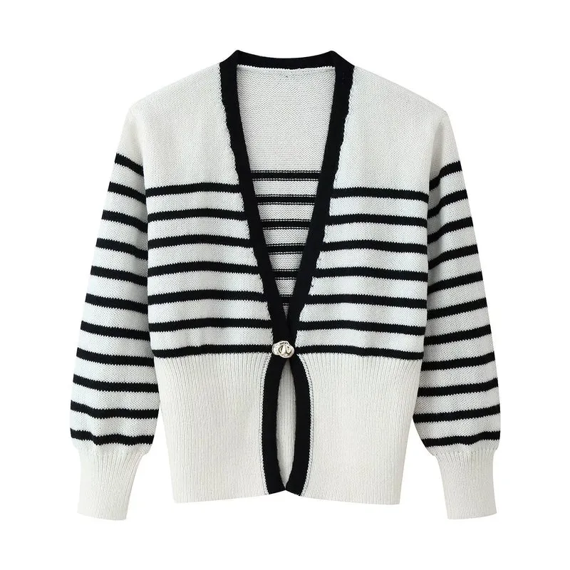 Damen Kurze V‑Ausschnitt Strickjacke mit Ballonärmeln und Zierknopf Nord Taschen