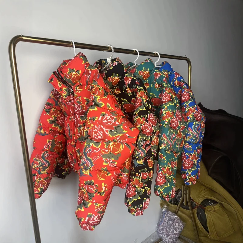 Damen Gesteppte Wattierte Kurzjacke mit floralem Alloverprint und Stehkragen Nord Taschen
