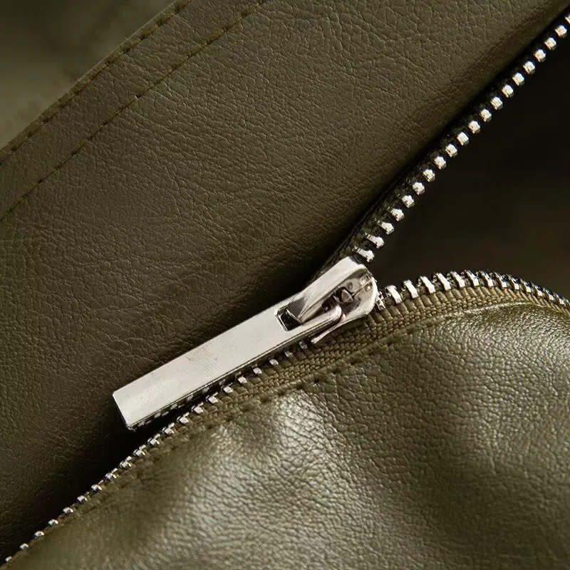 Damen Oversize Fauxleder-Blouson mit elastischem Saum, schräge Zipper-Brusttasche und Reißverschlussärmeln Nord Taschen