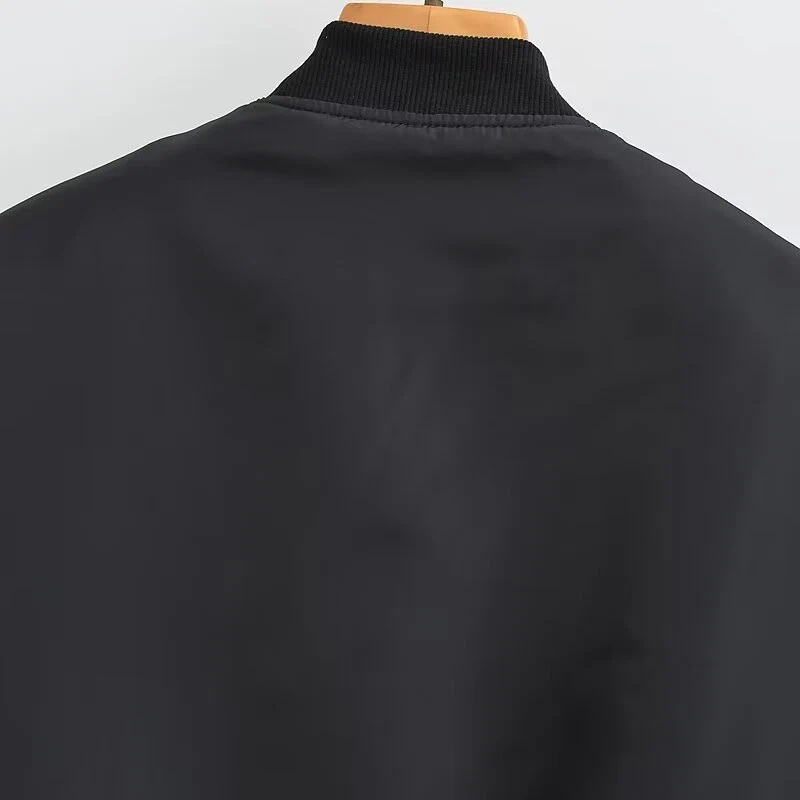Damen Kurz geschnittene Nylon-Bomberjacke mit glänzender Oberfläche, wattiertem Futter und Metallreißverschluss Nord Taschen