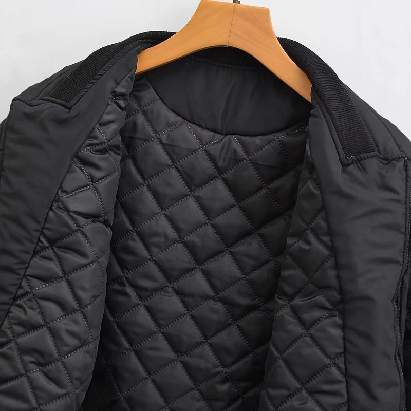 Damen Kurz geschnittene Nylon-Bomberjacke mit glänzender Oberfläche, wattiertem Futter und Metallreißverschluss Nord Taschen