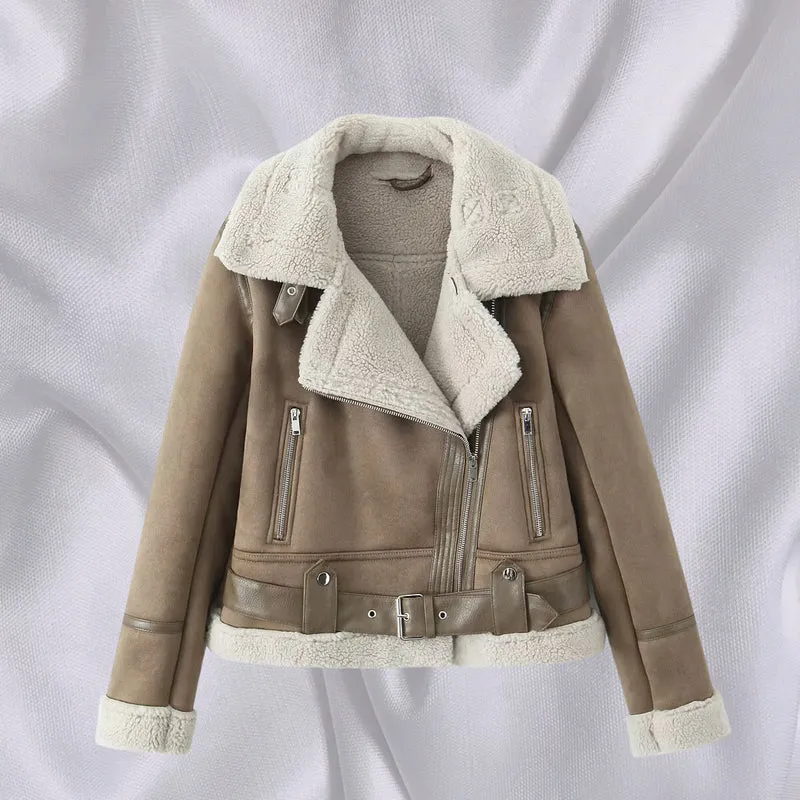 Damen Kurz geschnittene Lammfellimitat-Bikerjacke mit asymmetrischem Reißverschluss, Gürtel und Teddyfutter Nord Taschen