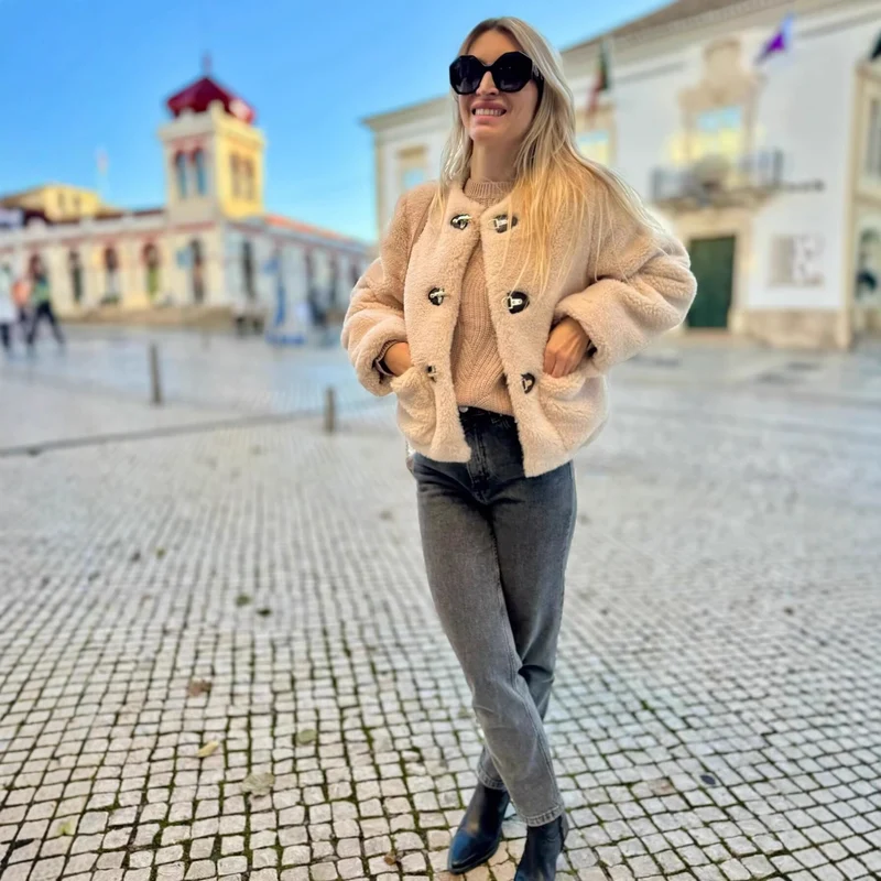 Damen Kurze Teddyjacke aus Faux-Fur mit Knebel-Verschlüssen und aufgesetzten Taschen Nord Taschen