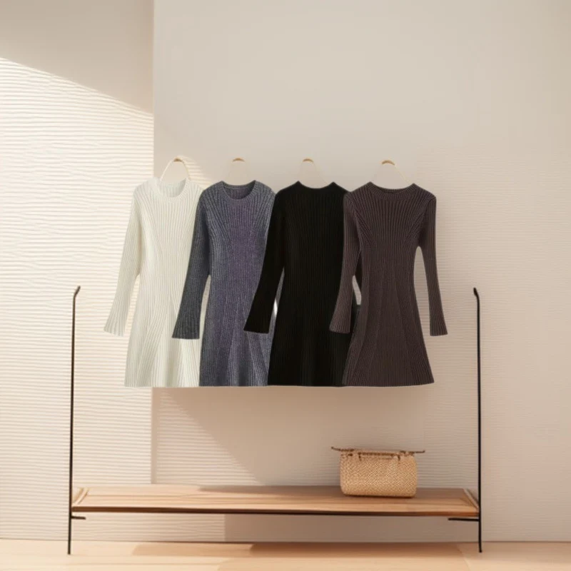 Damen Geripptes Strickkleid mit ausgestellter A‑Linie und weiten Manschetten Nord Taschen