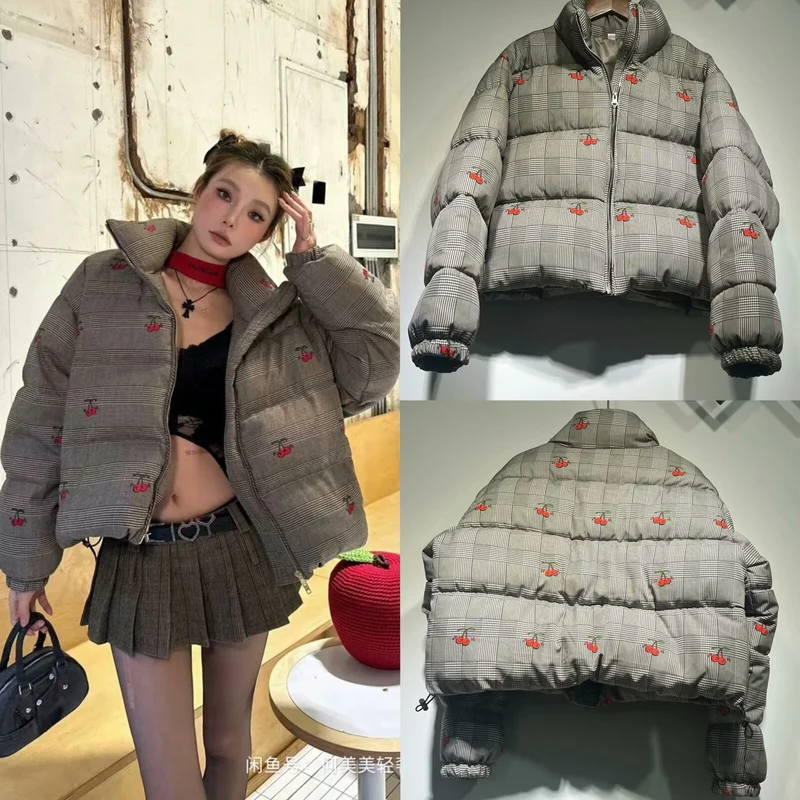 Damen Kurz geschnittene gesteppte Daunenoptik-Jacke mit Stehkragen und Kirschenstickerei Nord Taschen