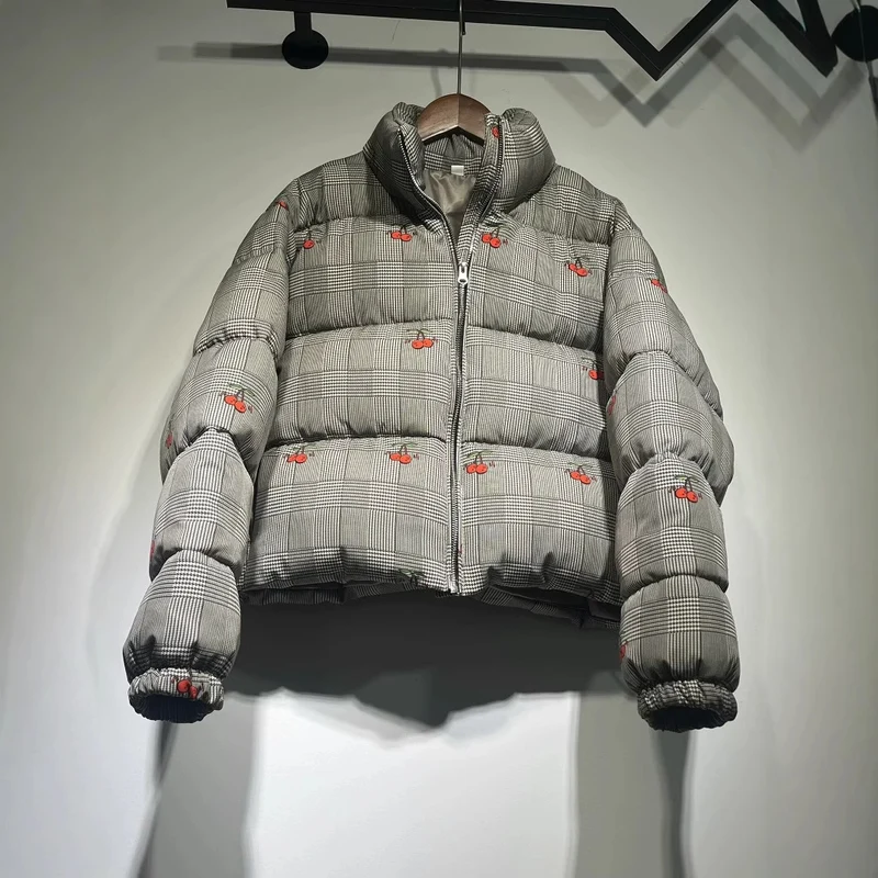 Damen Kurz geschnittene gesteppte Daunenoptik-Jacke mit Stehkragen und Kirschenstickerei Nord Taschen