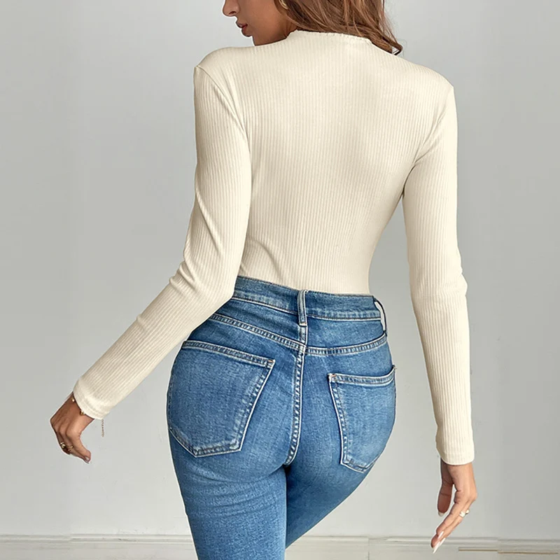 Damen Enganliegendes Ripp-Longsleeve mit asymmetrischer Knopfleiste und Rundhals Nord Taschen