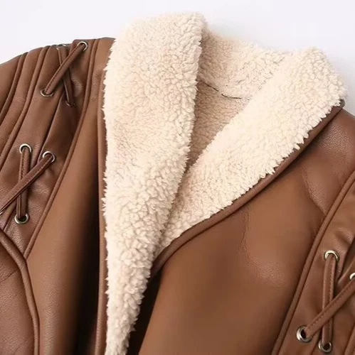 Damen Kurze Kunstlederjacke mit Teddyfutter, Schalkragen und Taillengürtel Nord Taschen