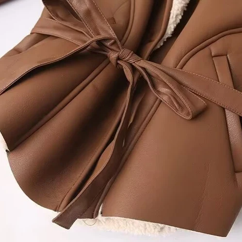 Damen Kurze Kunstlederjacke mit Teddyfutter, Schalkragen und Taillengürtel Nord Taschen