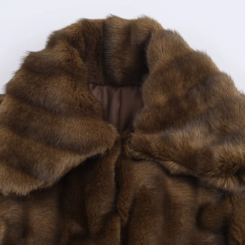 Damen Kurze Kunstfell‑Jacke mit voluminösem Schalkragen und aufgesetzten Taschen Nord Taschen