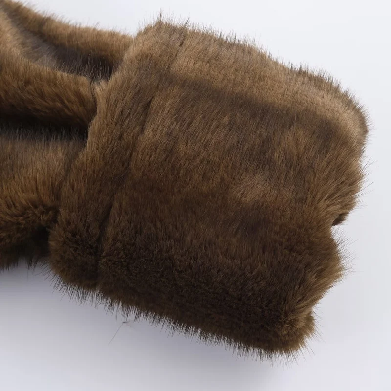 Damen Kurze Kunstfell‑Jacke mit voluminösem Schalkragen und aufgesetzten Taschen Nord Taschen